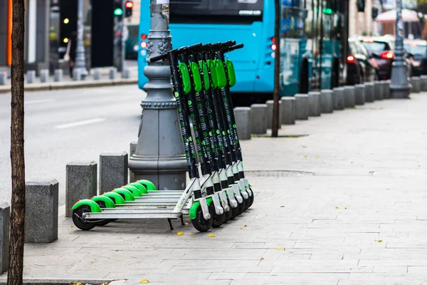 Scooter di calce parcheggiato per strada a Bucarest, Romania, 2019 — Foto Stock