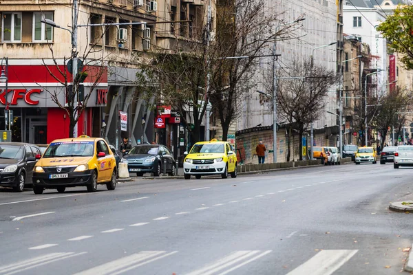 Tráfico en el bulevar principal en el centro de Bucarest. Conexión wi —  Fotos de Stock