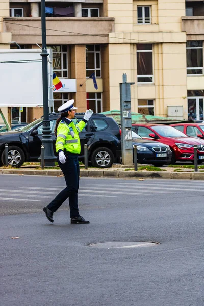 Agente de policía dirigiendo el tráfico durante la hora punta de la mañana en d — Foto de Stock