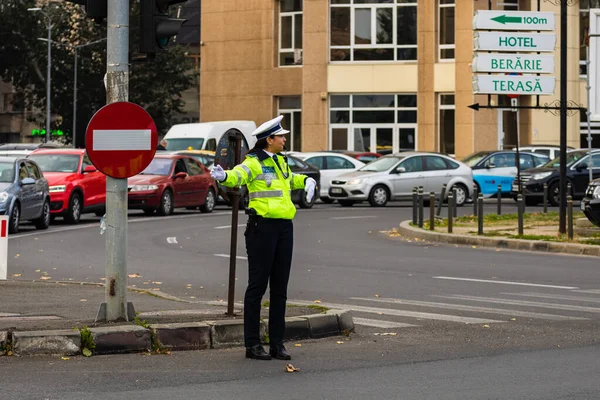 Polisagent som leder trafiken under morgonrusningen i d — Stockfoto