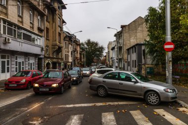 Sabah trafiği, ana bulvarda duran arabalar ve trafik.