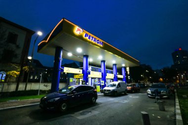 Romanya 'nın Bükreş kentindeki Petrom benzin istasyonu, 2019