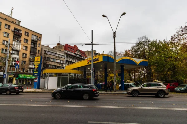 Posto de gasolina a gasolina no centro da cidade de Bucareste, Romênia, 2019 — Fotografia de Stock