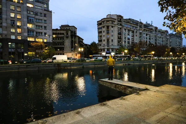 Dambovita River in het centrum van Boekarest, Roemenië, 2019 — Stockfoto