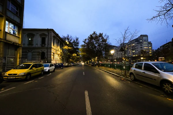 Rua vazia ao lado do rio Dambovita no centro de Bucareste, Roma — Fotografia de Stock