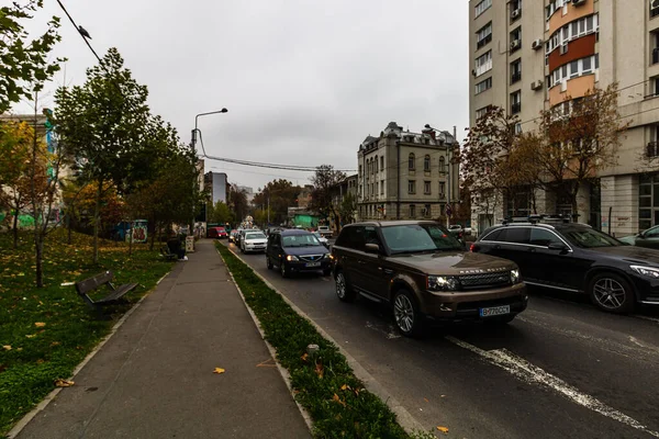 Morgendlicher Berufsverkehr, angehaltene Autos und Verkehr auf dem Hauptboulevar — Stockfoto