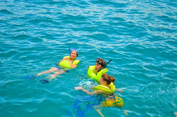 Pessoas nadando vestindo coletes salva-vidas no Oceano Pacífico i — Fotografia de Stock