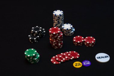Siyah arka planda poker fişleri yığını, poker fişleri yayılıyor, biseksüel