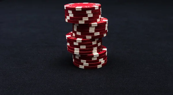 Pilha de fichas de poker no fundo preto. — Fotografia de Stock