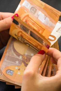 Kadın para sayıyor, EURO 'yu sayıyor.