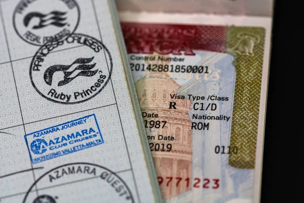 Zeeman lozingsboek en paspoort met C1 / D Us visum op zwart — Stockfoto