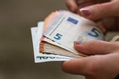 Kız elleri para sayıyor, Euro para sayıyor, kapat.