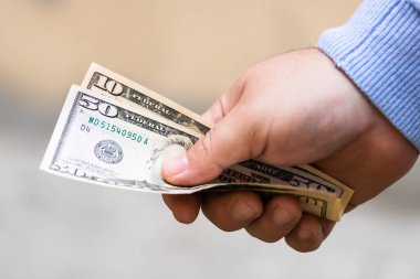 Erkek eli para verir. Bulanık bir yerde bize dolar mı veriyorsun?