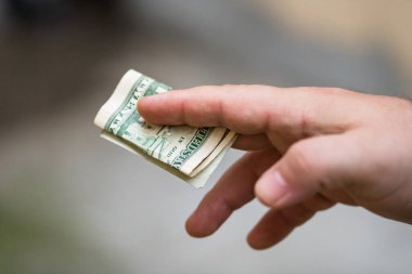 Adam eli rüşvet ya da bahşiş gibi para veriyor. ABD Dolarlarını Tutarak 