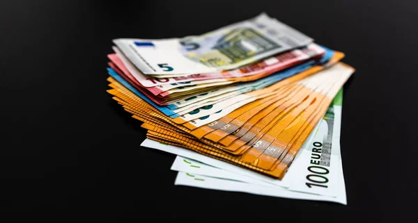 Bani pe masă, EURO pe masa neagră. Conceptul de afaceri — Fotografie, imagine de stoc
