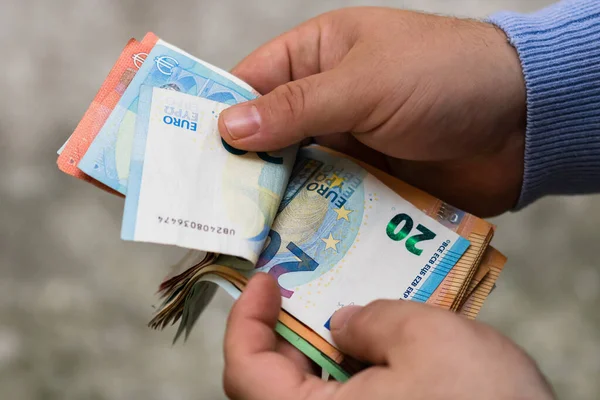 Mãos de homem contando dinheiro, contando moeda EURO, close-up — Fotografia de Stock