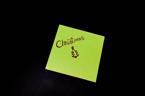 Groen plakkerig briefje met kerstboomtekening. Kerstboom op — Stockfoto