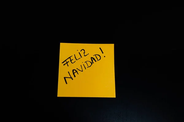 Пишучи Веселого Різдва, Феліз Навідад іспанською мовою на барвистому пості. — стокове фото