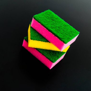 Bulaşık yıkamak için renkli süngerler..