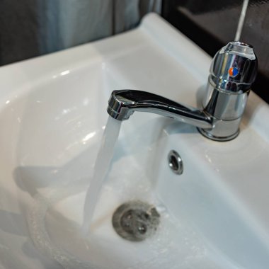 Akan suyla çeşme. Seçici odak,