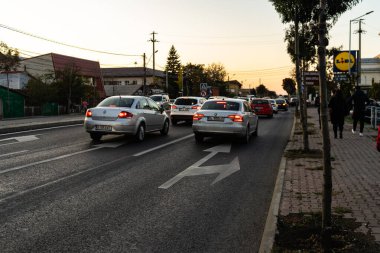 Bükreş şehir merkezinde trafik sıkışıktı. Arabalar...