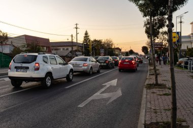 Bükreş şehir merkezinde trafik sıkışıktı. Arabalar...