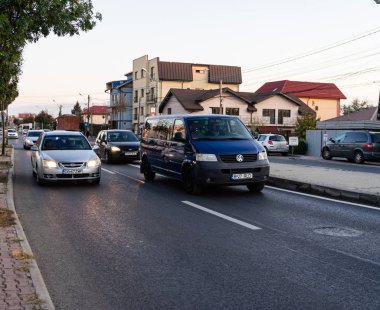 Bükreş şehir merkezinde trafik sıkışıktı. Arabalar...