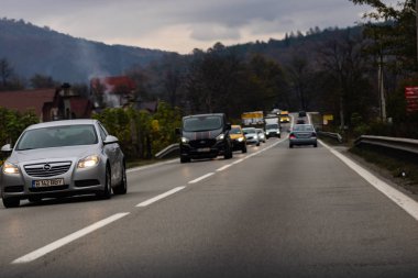 Romanya 'nın Sibiu kentinin caddelerindeki trafik araçları, 2019.