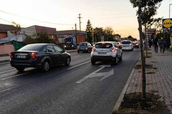 Bükreş şehir merkezinde trafik sıkışıktı. Arabalar...