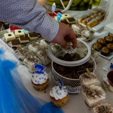 Erkek eli düğün çikolatasından tatlı alıyor. Şekerlemeler