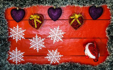 Noel çelengi ile kırmızı tahta üzerinde Noel kompozisyonu