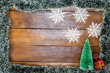 Tahtada Noel çelengi ve Noel çelengi ile Noel kompozisyonu