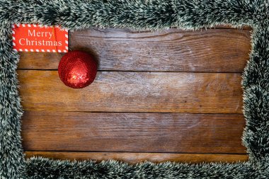 Tahtada Noel çelengi ve Noel çelengi ile Noel kompozisyonu