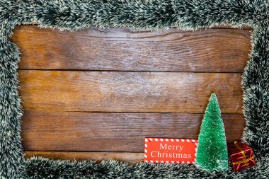 Tahtada Noel çelengi ve Noel çelengi ile Noel kompozisyonu