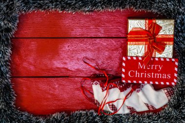 Noel çelengi ile kırmızı tahta üzerinde Noel kompozisyonu