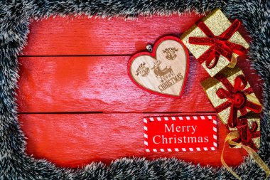 Noel çelengi ile kırmızı tahta üzerinde Noel kompozisyonu