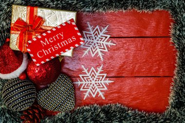 Noel çelengi ile kırmızı tahta üzerinde Noel kompozisyonu