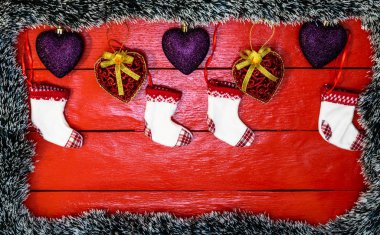 Noel çelengi ile kırmızı tahta üzerinde Noel kompozisyonu