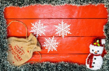 Noel çelengi ile kırmızı tahta üzerinde Noel kompozisyonu