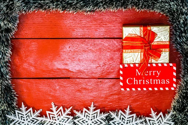 Julsammansättning på röd träskiva med julkrans — Stockfoto