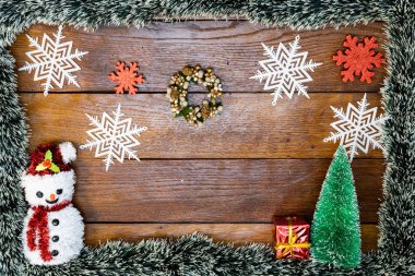 Tahtada Noel çelengi ve Noel çelengi ile Noel kompozisyonu