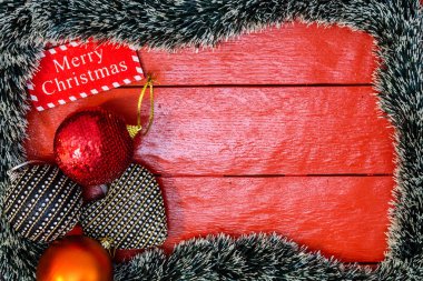 Noel çelengi ile kırmızı tahta üzerinde Noel kompozisyonu