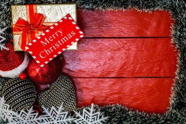 Noel çelengi ile kırmızı tahta üzerinde Noel kompozisyonu