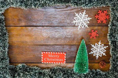 Tahtada Noel çelengi ve Noel çelengi ile Noel kompozisyonu