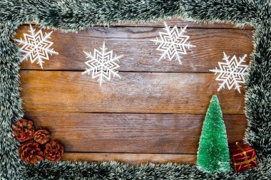 Tahtada Noel çelengi ve Noel çelengi ile Noel kompozisyonu