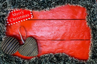 Noel çelengi ile kırmızı tahta üzerinde Noel kompozisyonu