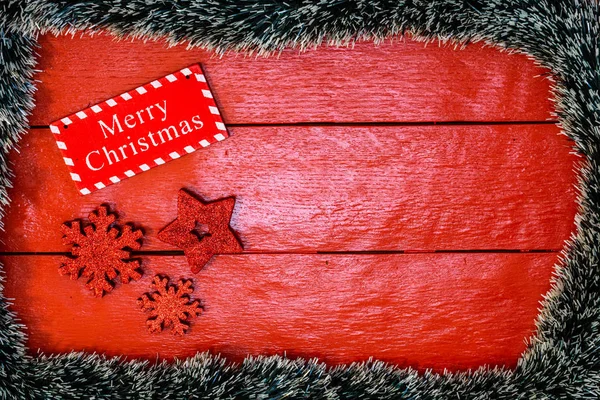 Χριστουγεννιάτικη σύνθεση σε κόκκινο ξύλινο ταμπλό με Χριστουγεννιάτικη γιρλάντα — Φωτογραφία Αρχείου