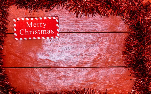 Vánoční kompozice na červené dřevěné desce s vánočním věncem — Stock fotografie