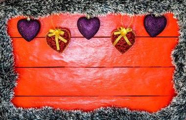 Noel çelengi ile kırmızı tahta üzerinde Noel kompozisyonu