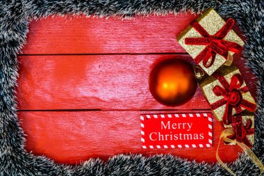 Noel çelengi ile kırmızı tahta üzerinde Noel kompozisyonu